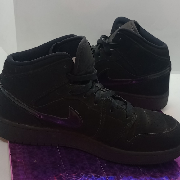 Nike Air Jordan 1 Mid Retro Triple Black Youth Sz 6.5Y Nubuck Style 554725-056 - Picture 4 of 10